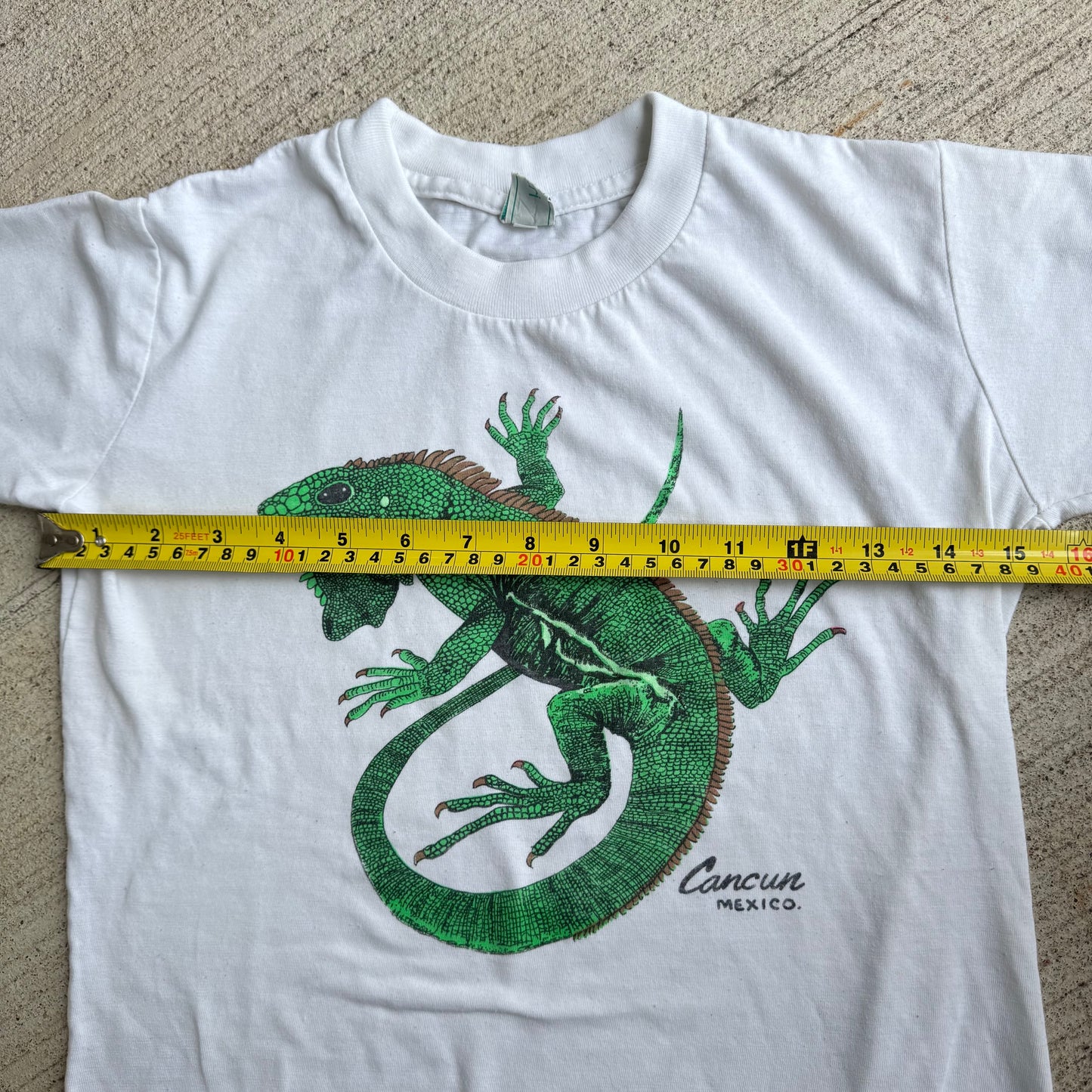 Early 2000s Kids Vintage Iguana Lizard Cancun Mexico White T-Shirt 10Y